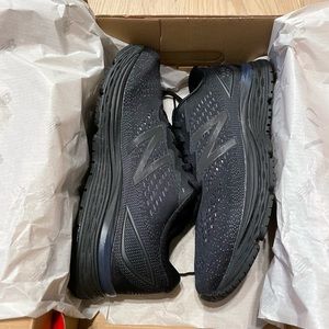 NEW, NEVER WORN. Men New Balance 880, black, size 11